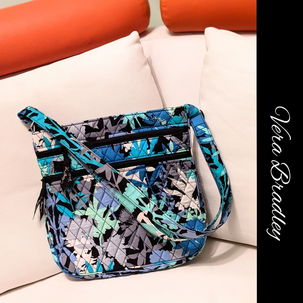 LIKE NEW VERA BRADLEY CROSSBODY BAG